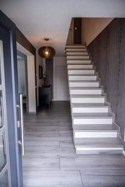 Eingang - Freistehendes KfW-70 Effizienzhaus von 2016 mit Blick in die Weinberge! Jetzt einziehen und erleben!