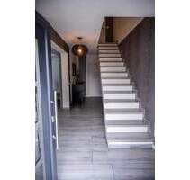 Freistehendes KfW-70 Effizienzhaus von 2016 mit Blick in die Weinberge! Jetzt einziehen und erleben! - Ober-Flörsheim