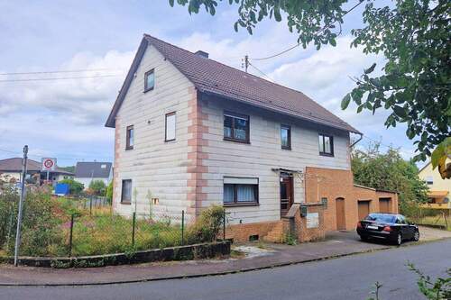 Frontansicht - Sanierungsobjekt: Freistehendes Einfamilienhaus in ruhiger Lage von Windeck