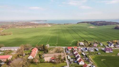 Drohnenansicht - Teilbares Baugrundstück mit Baugenehmigung nahe Ralswiek