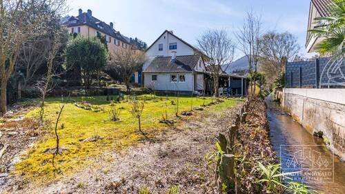 Garten mit Bachlauf - 