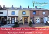 Titelbild - Gepflegtes Reihenmittelhaus in Lübeck zu kaufen! - Erbpachtgrundstück erwerbbar + Garage -