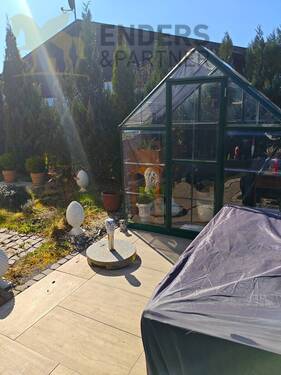 Terrasse mit Gewächshaus - 