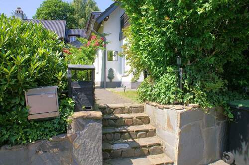 Zuwegung - 6 Zimmer Mehrfamilienhaus, Wohnhaus in Ruppichteroth