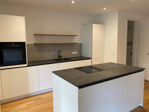 Neue Küche mit Kochinsel - 2 Zimmer Etagenwohnung zum Kaufen in Frankfurt