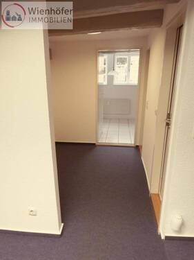 Garderobe und Durchgang zur Küche - 