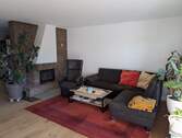 Wohnzimmer mit Kamin - Doppelhaushälfte mit 188,00 m&sup2; in Leonberg zum Kaufen