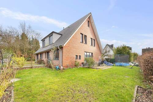 mit eigenem schönem Gartenanteil - 