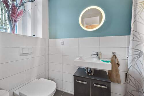 geräumiges Gäste-WC - 