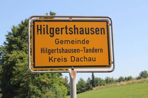 Ortsschild Hilgertshausen - Ruhiges Wohnen in ländlicher Umgebung!