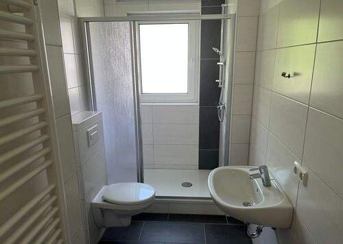 Bad mit Dusche - 3 Zimmer Etagenwohnung zur Miete in Oschersleben