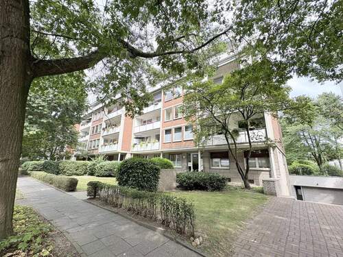 Vorderseite mit Zufahrt zur Tiefgarage - 4 Zimmer Etagenwohnung in Krefeld