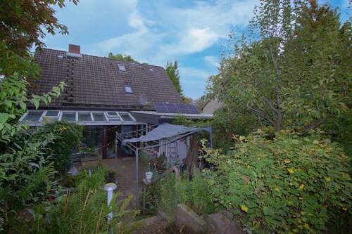 Blick vom Garten auf das Haus - 