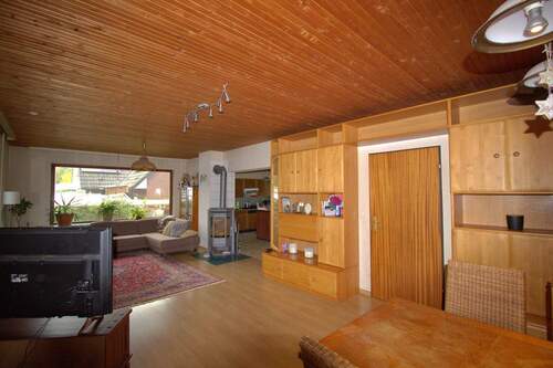 Wohnzimmer mit Blick zur Küche - 