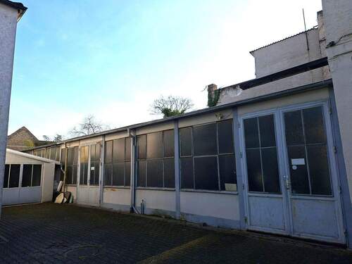 Halle / Fahrradschuppen / Hof - Mehrfamilienhaus, Wohnhaus mit 539,00 m&sup2; in Bischofsheim zum Kaufen
