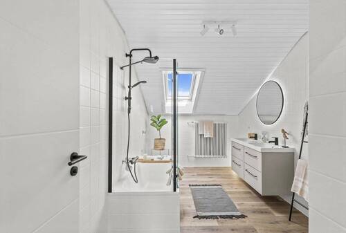 Badezimmer - Sofort einziehen! Helle, lichtdurchflutete 3 Zimmer Wohnung in top Lage in Neutraubling