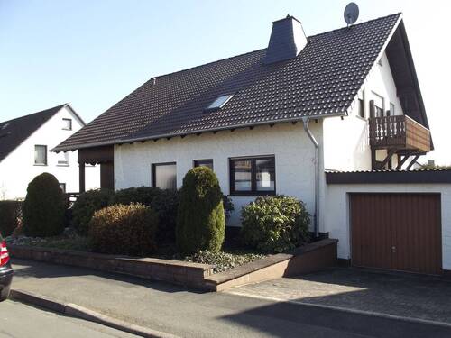 Straßenansicht.JPG - Drei Wohnungen, ein Zuhause: Einfamilienhaus mit hervorragenden Mietmöglichkeiten!