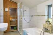 ..mit Sauna, Dusche und Wanne - 