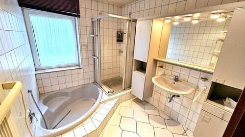 Bad mit Dusche und Wanne - 