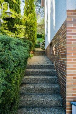 Aufgang zum Hauseingang - 7 Zimmer Mehrfamilienhaus, Wohnhaus in Schwandorf