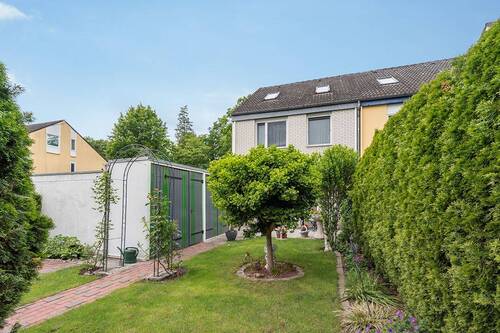 Garten mit Blick zum Haus - Charmantes Reihenendhaus: Ihr neues Zuhause mit Garten und Garage