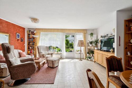 Wohnzimmer mit Zugang zur Terrasse - 4 Zimmer Reihenendhaus zum Kaufen in Berlin