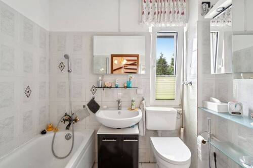 Bad mit Wanne im OG - 