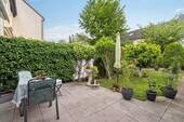 Terrasse mit Blick in den Garten - 