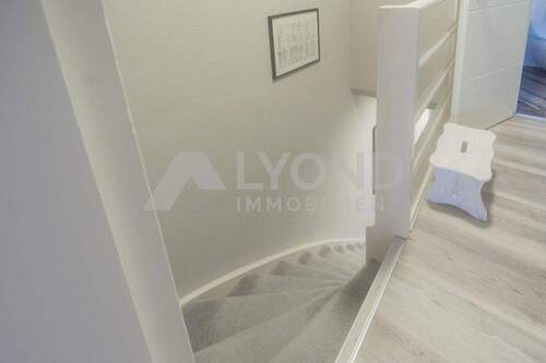 Gut begehbare Treppe vom Erdgeschoss zum Obergeschoss - 