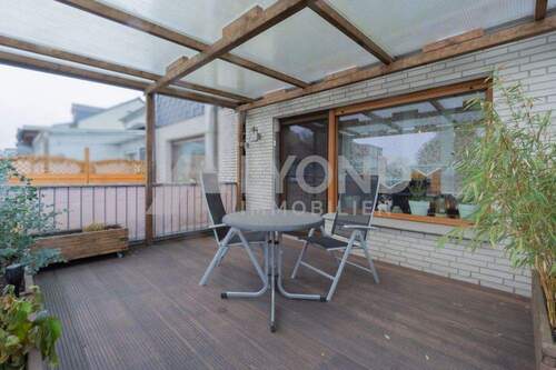 Überdachter Balkon - Modernisiertes Reihenmittelhaus mit offenem Wohnkonzept in Bestlage