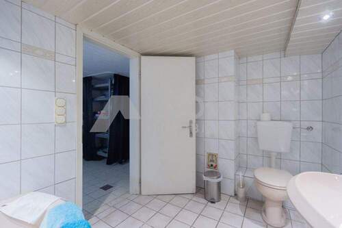 Badezimmer im Untergeschoss - 