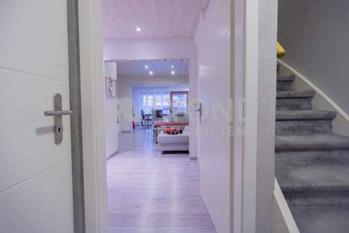 Eingangsbereich mit Blick in das Wohnzimmer - Reihenmittelhaus mit 88,00 m&sup2; in Recklinghausen zum Kaufen