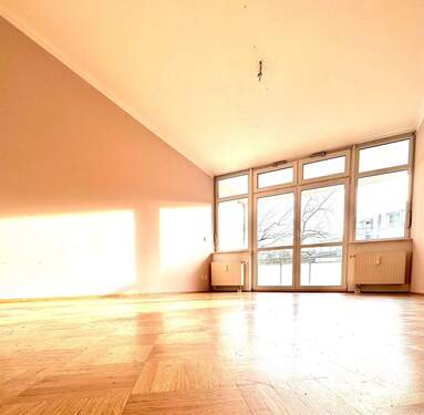 Wohnzimmer in Südlage - 3 Zimmer Etagenwohnung zum Kaufen in Berlin