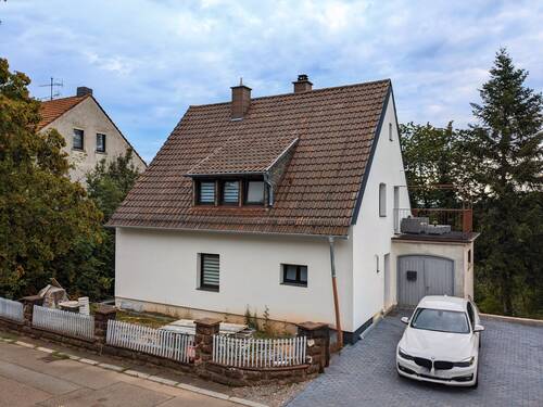 Frontansicht - saniertes Einfamilienhaus mit tollem Blick.