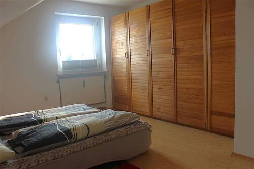 Schlafzimmer mit Einbauschrank - 