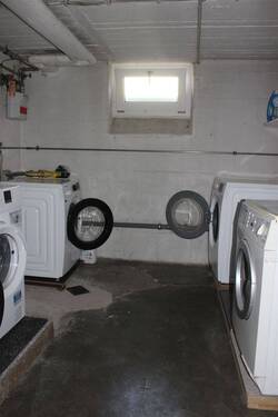 Waschraum mit Platz für eigene Waschmaschine - 