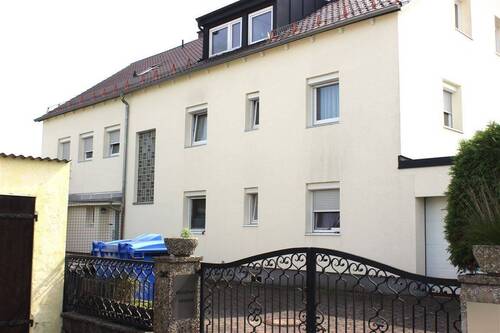 Hausansicht - Wohlfühlen in bester Lage - Helle 2-Zimmer-Wohnung im Herzen von Germering