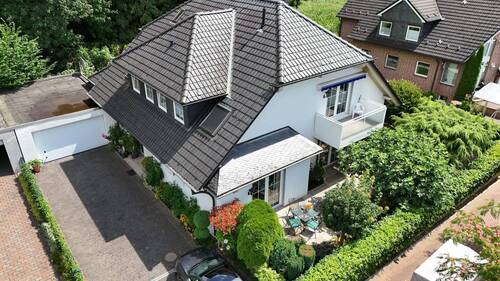 Drohnenbild - Zeitlose Eleganz in Gladbeck - Einfamilienhaus mit zwei Einheiten