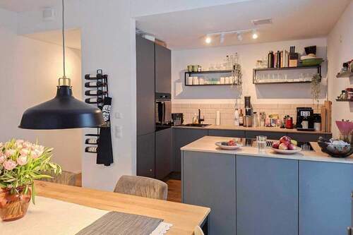 Küche mit Kochinsel - 4 Zimmer Etagenwohnung in Augsburg