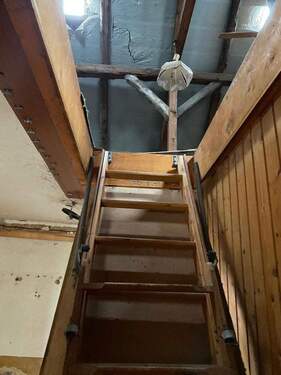 Treppe zum Spitzboden - 