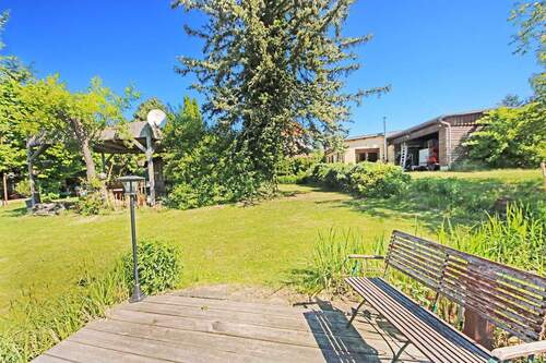 Blick auf Haus und Grundstück - 