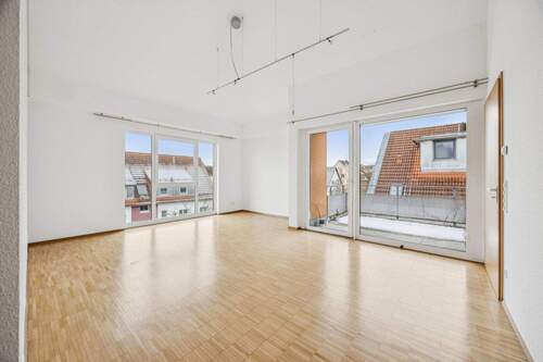 Wohnen - Allein auf der Etage: Ruhige 2-Zimmer-Dachgeschosswohnung mit West-Balkon & Tiefgarage