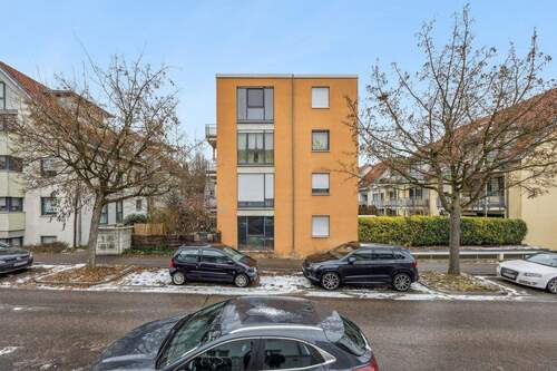 Hausansicht - 2 Zimmer Etagenwohnung zum Kaufen in Ludwigsburg