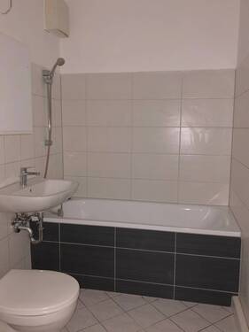 Bad mit Wanne - 