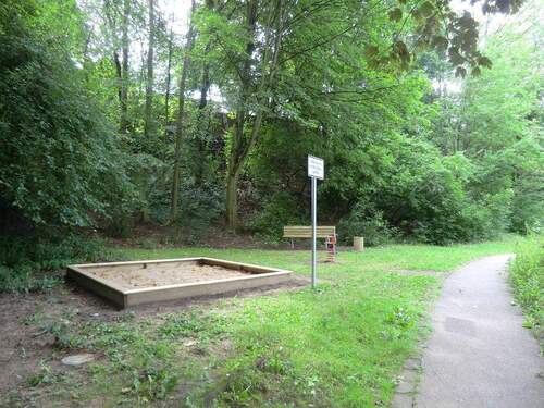 Außenanlage mit Spielplatz 1 - 