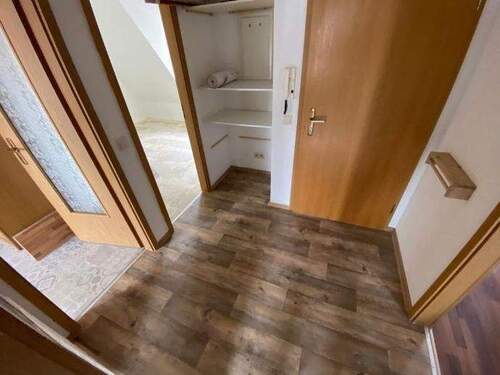 Flur - Etagenwohnung mit 69,00 m&sup2; in Könnern zur Miete