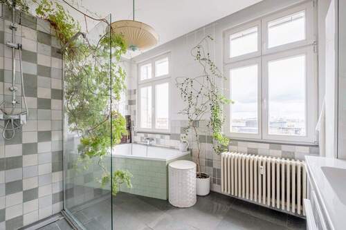 Tagesbelichtetes Bad mit Wanne und Dusche - 