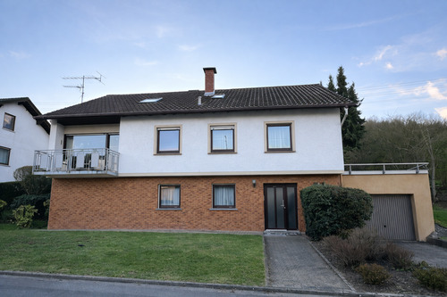 Straßenansicht der Liegenschaft - 9 Zimmer Einfamilienhaus in Theisbergstegen