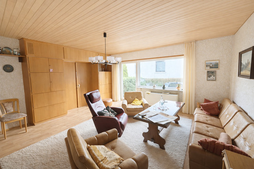 Wohnzimmer mit Blick zum Eszzimmer und Terrasse - 