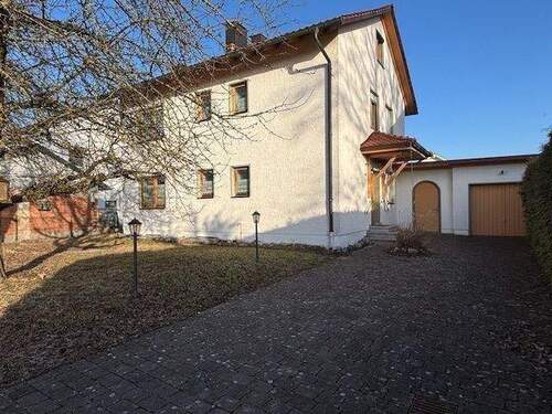 Hausansicht - Traumwohnung mit Balkon in Töging